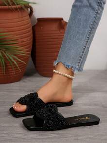 2025 Nouvelles sandales plates à enfiler élégantes pour femmes avec embellissements en cristal français et bout carré. Convient pour le printemps, l'été et l'automne, à porter avec des robes