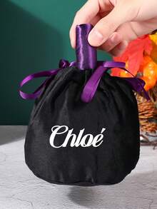 1 Peça Sacola de Presente Personalizada de Abóbora de Halloween, Personalizada com Texto Impresso ou Nome, Identificador de Feriado Único com Design de Abóbora de Destaque. Pode ser usado como uma sacola de doces para festas para encher com doces para crianças, ou como um acento de decoração de feriado para animar a cena da festa. Seja para uso pessoal ou como um pequeno presente, o design personalizado e o clima de feriado adicionam um toque especial ao Halloween.