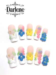 Ogni set è composto da 10 pezzi di piastre per unghie quadrate in acrilico fatte a mano nello stile francese, con decorazioni di strass, pois e petali, disponibili in vari toni e colori nudi. 3 misure per adattarsi, adatte per feste, balli e uso quotidiano, viene fornito con un kit per unghie, rendendolo un regalo ideale di unghie finte per signore e ragazze.