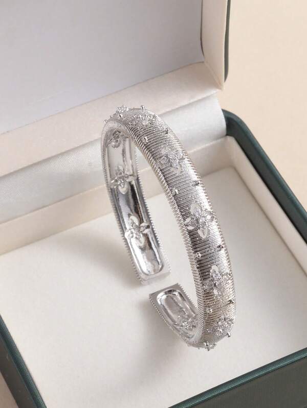 1 pezzo Bracciale a fascia in stile vintage di alta qualità con fiocco di neve lavorato, placcato oro con cristalli, bracciale aperto bicolore vintage di lusso adatto come regalo per le feste per le donne