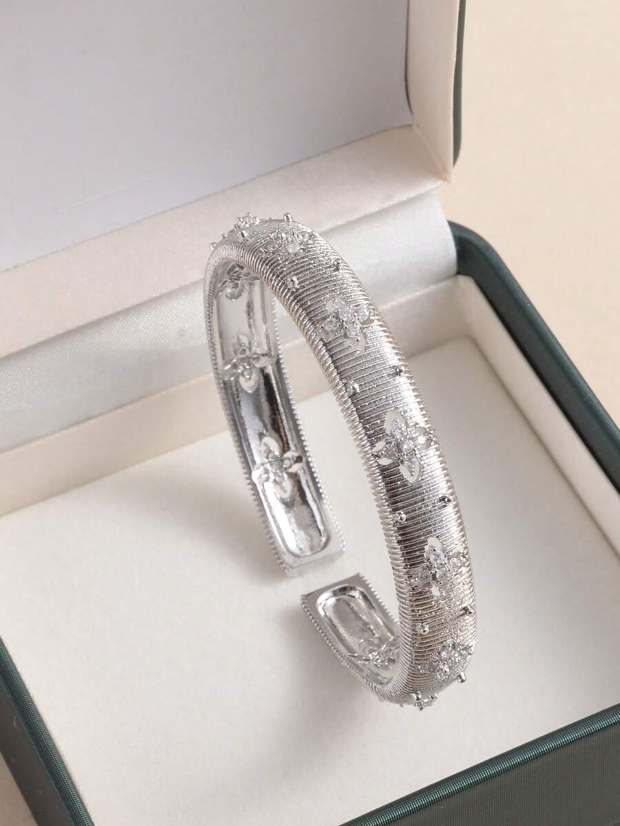 1 pezzo Bracciale a fascia in stile vintage di alta qualità con fiocco di neve lavorato, placcato oro con cristalli, bracciale aperto bicolore vintage di lusso adatto come regalo per le feste per le donne