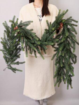 人造雪松圣诞藤蔓逼真的冷杉树松枝花环冬季松树花环绿色人造植物花环适用于餐桌/壁炉架/墙壁/室内楼梯/户外圣诞装饰逼真的仿真绿色藤蔓理想的 DIY 圣诞花环材料仿真绿色人造花藤花环适用于圣诞节和家居装饰