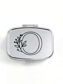 Cutie de pastile pătrată cu model floral negru, 2 compartimente portabile pentru pastile, mini cutie de depozitare metalică, cutie portabilă pentru bijuterii și pastile, cadou creativ personalizat cu identificare a numelui, potrivită pentru călătorii, activități în aer liber, genți, buzunare, utilizată pentru cadouri de nuntă, cadouri și decorațiuni pentru recepție, cutie de depozitare decorativă pentru călătorii cu design unic (litere inițiale A-Z), organizator de medicamente pentru călătorii în aer liber, articole esențiale, trusă de prim ajutor