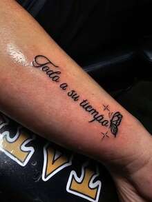1 pieza Tatuaje temporal impermeable con estilo Y2K de mariposa y texto inspirador, a prueba de sudor, no reflectante, adecuado para el brazo/hombro, accesorio de moda - Negro - Ver 3