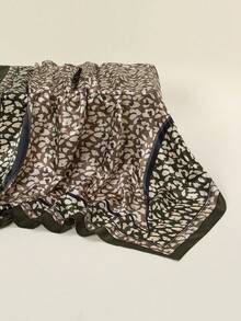 1 Peça Lenço Quadrado de Moda Feminina de Verão com Corrente e Estampa de Leopardo de 90cm, Bandana Versátil para Uso Diário - 02-Verde Exército Escuro + Cáqui - Visão 4