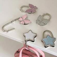 Móc treo đa năng có thể gập lại dùng để cất giữ đồ đạc trên cạnh bàn và là giá đỡ túi xách nhẹ, di động, giúp tiết kiệm không gian cho văn phòng tại nhà, phòng ký túc xá, nhà bếp và khi đi du lịch. Giúp giữ chặt ví, ba lô, bóp và các vật dụng nhỏ trên các bề mặt cạnh mà không cần keo dán. Thiết kế kẹp dễ dàng, cấu trúc nhẹ nhưng bền chắc, lý tưởng cho mùa xuân và lễ Phục sinh, quà tặng Ngày của Mẹ. - Nhiều màu - Xem 2