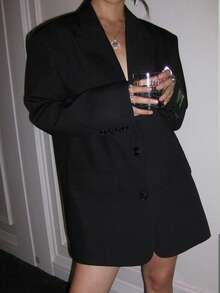 女士轻薄西装外套。这款休闲又不失时尚的中长款尖领西装外套适合宴会、婚礼、节日、派对和外出等场合。它是秋季、春季、情人节、狂欢节、海滩、生日等场合优雅别致的女士服装单品。