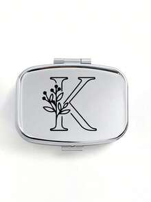 Cutie de pastile pătrată cu model floral negru, 2 compartimente portabile pentru pastile, mini cutie de depozitare metalică, cutie portabilă pentru bijuterii și pastile, cadou creativ personalizat cu identificare a numelui, potrivită pentru călătorii, activități în aer liber, genți, buzunare, utilizată pentru cadouri de nuntă, cadouri și decorațiuni pentru recepție, cutie de depozitare decorativă pentru călătorii cu design unic (litere inițiale A-Z), organizator de medicamente pentru călătorii în aer liber, articole esențiale, trusă de prim ajutor