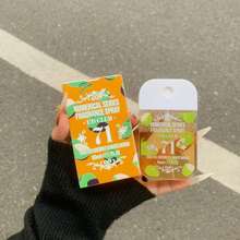 1/5 butelki 50 ml brazylijskiej mgiełki zapachowej, dostępnej w 5 wariantach, nadaje się do odświeżania powietrza w pomieszczeniach i na zewnątrz. Ta wielowarstwowa mgiełka o wysokim nastroju ma długotrwały, naturalny, świeży zapach, uwalniając eleganckie nuty wanilii, kokosa, kwiatów, cytrusów, drzew i nut morskich rodem z Rio de Janeiro. Nadaje się na randki, imprezy, spotkania, święta, do domu, hotelu, biura. Idealny prezent dla rodziny, krewnych i przyjaciół.