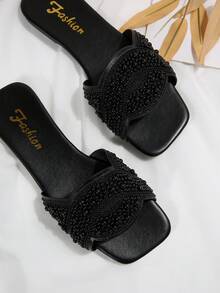 2025 Nouvelles sandales plates à enfiler élégantes pour femmes avec embellissements en cristal français et bout carré. Convient pour le printemps, l'été et l'automne, à porter avec des robes