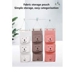 1 pieza Bolsa de almacenamiento de algodón y lino de estilo aleatorio montada en la pared, bolsa colgante de tela, dispositivo colgante montado en la pared, bolsillo colgante de varias capas, bolsa de almacenamiento montada en la pared. Puede contener herramientas, artículos pequeños, objetos planos, etc. Adecuado para la sala de estar, la cocina, el baño, el campamento al aire libre, etc. Disponible en varios colores. Almacenamiento sencillo, fácil categorización.