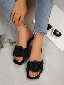 2025 Nouvelles sandales plates à enfiler élégantes pour femmes avec embellissements en cristal français et bout carré. Convient pour le printemps, l'été et l'automne, à porter avec des robes