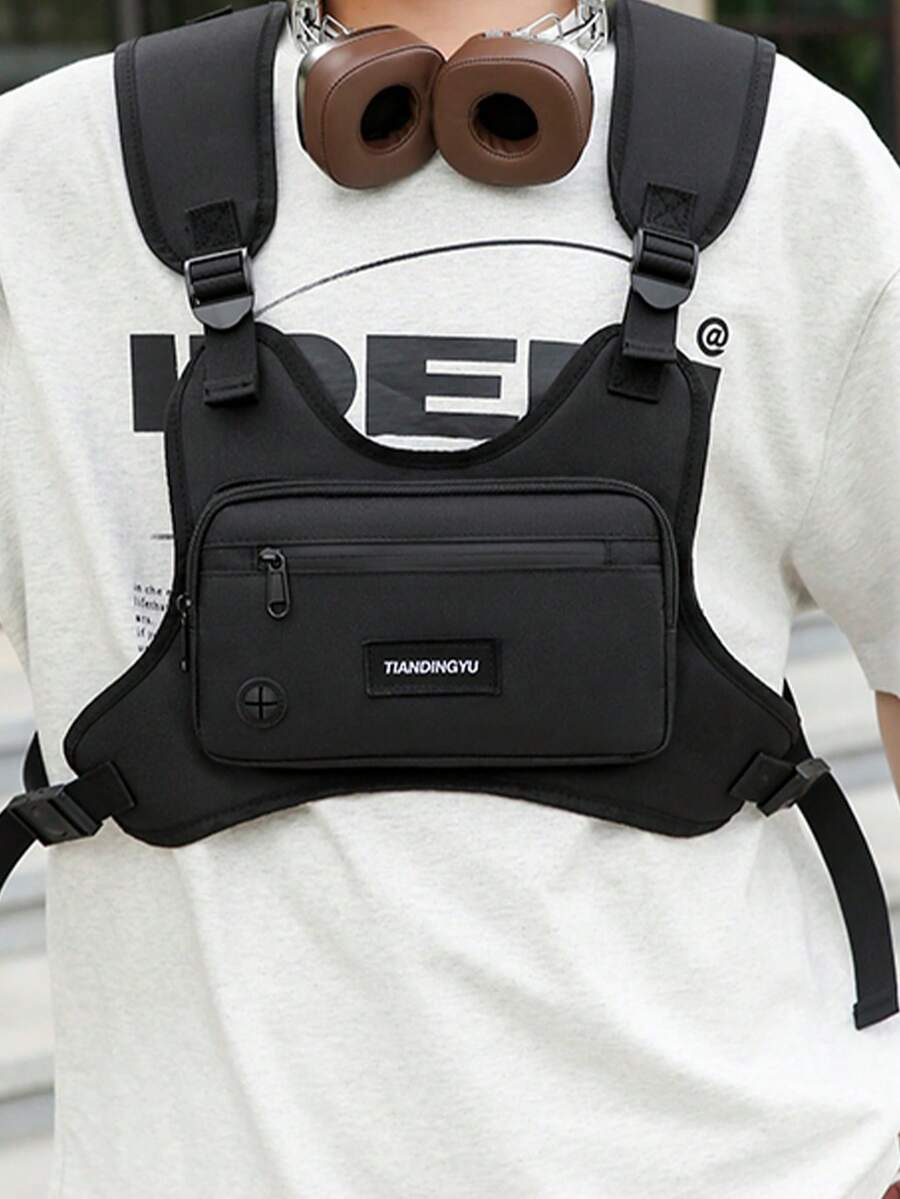 韩版新款男士黑色功能胸包，采用涤纶材质，轻便透气耐磨，易于保养，可调节肩带，正面配有网状收纳袋，可放置手机。时尚休闲、轻便百搭的男士黑色胸包，适用于户外运动、通勤等多种场景。 - 黑色 - 查看 1