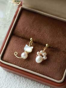 一对仿珍珠猫爪不对称耳环，小巧可爱，适合女士