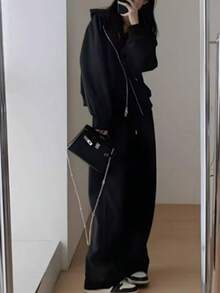 Conjunto deportivo informal con sudadera con capucha para mujer. Estilo Hong Kong a la moda. Pantalones anchos que estilizan y rejuvenecen. Conjunto de dos piezas con capucha para correr - Negro - Ver 4