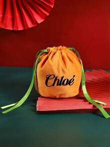 1 Peça Sacola de Presente Personalizada de Abóbora de Halloween, Personalizada com Texto Impresso ou Nome, Identificador de Feriado Único com Design de Abóbora de Destaque. Pode ser usado como uma sacola de doces para festas para encher com doces para crianças, ou como um acento de decoração de feriado para animar a cena da festa. Seja para uso pessoal ou como um pequeno presente, o design personalizado e o clima de feriado adicionam um toque especial ao Halloween.