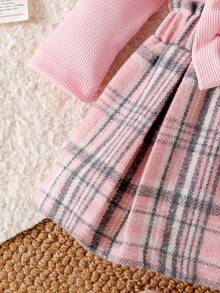 Conjunto elegante y dulce de 3 piezas para niña bebé: Mono con volantes en rosa, falda a cuadros rosas con decoración de lazo, y diadema con lazo