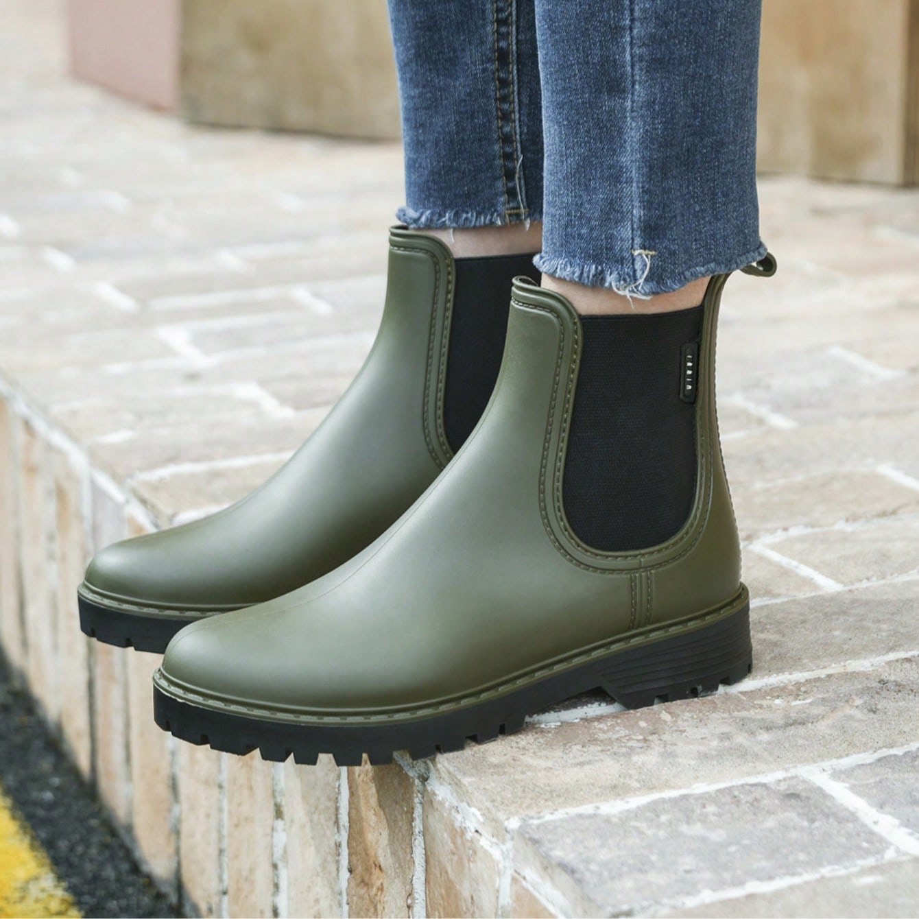 1 Pair Women's Fashion Rain Boots, Mid-Calf Chelsea Short Rain Boots, Waterproof Rubber Boots, Versatile, Plus Size