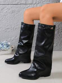 Botas de moda de una sola línea negras para mujer, nuevas botas occidentales con hebilla, estilo europeo y americano, tacón grueso, suela gruesa, ligeras, arrugadas, de motocicleta retro, de equitación estilizantes, para otoño/invierno