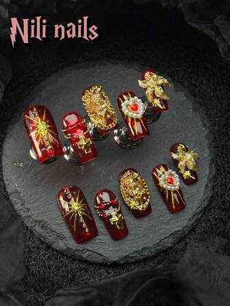 10 st handgjorda, heltäckta lösnagelset, fyrkantiga naglar som fångar en glansig och lyxig guldrustning, formad i västerländsk gotisk palatsstil. Rent handgjorda trycknaglar. Röda naglar, handmålade guldkanter, i kombination med hexagram och ängel, 3DD-prickar, hantverk, kärlek, metallkedja och snidade blommor. Unik stil, ögonmatchande färg, utmärkt utförande. Lämplig för nyårs- och julfester. Med 1 mini-nagelfil och 1 dubbelsidig självhäftande etikett.