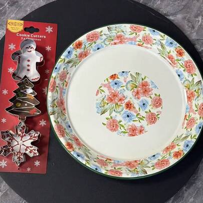 1个烤盘 + 1套圣诞饼干模具（姜饼人、圣诞树、雪花）。这套烤盘和饼干模具既可作为礼物赠送，也可用于烤箱烘焙，是一款全年适用的多功能烘焙模具。它适合家庭聚会和节日使用，也可作为礼物赠送给亲朋好友。