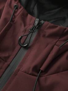 男士连帽抽绳软壳防风夹克，运动休闲风，正面大口袋，侧边拉链口袋，适合日常穿着，百搭流行款。