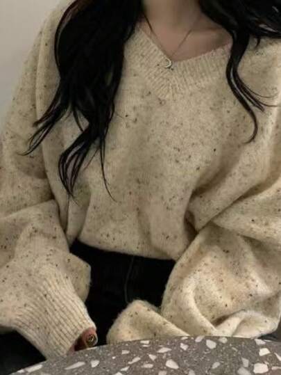 大码女士优雅V领纯色波点针织毛衣，休闲百搭，适合度假、日常、居家、办公、秋冬季穿着。