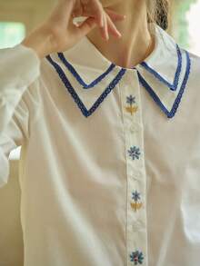 Simple Retro 女士白色翻领衬衫，饰以蓝色蕾丝彼得潘领和花卉刺绣，长泡泡袖，梭织面料，打造甜美秋日造型 - 白色 - 查看 3