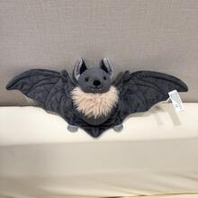 可爱的灰色蝙蝠毛绒玩具 - 翼展 22.8 英寸，适合动物爱好者的柔软万圣节装饰，幽灵般的房间装饰或怪异的汽车装饰 - 非常适合夜间主题的礼物赠送 - 彩色 - 查看 11