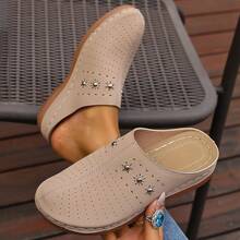 Damen Nieten Hohldesign Flache Mule Schuhe, Lässig Stil, Beige Kunstleder Slip-On, Frühling/Herbst Damen Neue Boho Nieten Dekor Hohldesign Bequeme Keil Sandalen, Geeignet für Alltag, Urlaub, Reise Damen Einfarbige Elegante Sandalen, Mule Schuhe mit Rautenmuster, Polka Punkte, Hohlblumen Design, Lässig Schuhe