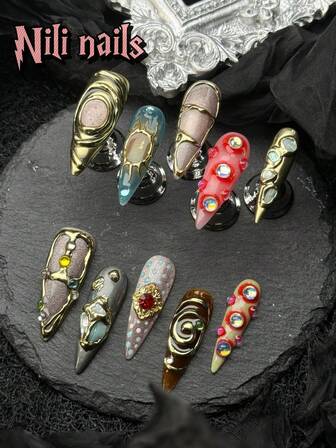Otaliga bra recensionerOtaliga återköp! Vår butiks ArtNails lösnaglar: 10 st. gör-det-själv gotisk stilBarock metallstil Stilettformade handgjorda press-on-naglar: Rosa kattögon, grön krom, metallstil och tung musikPopstil, handbetald 3D-sol, metallfärgad kedja, gnistrande diamant och snäckskalskivor dekoration Press-on-naglar Korta superdetaljerUtmärkt utförande, ett måste för snygga killar, coola tjejer och heta tjejer! Nageltillbehör Naglar