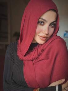 1pc Minimalist Solid Color Headscarf, Soft & Comfortable Middle Eastern Muslim Women Hijab - Red - View 2