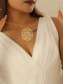 1 pièce Collier pendentif floral creux asymétrique en métal polyvalent haut de gamme minimaliste, convient pour le port quotidien et les vacances des femmes - sautoir - Voir 1