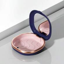 Un estuche compacto y portátil con espejo, con un diseño sellado y resistente a los gérmenes para un almacenamiento . Perfecto para viajes y uso en el hogar, adecuado para cubiertas dentales y retenedores invisibles.