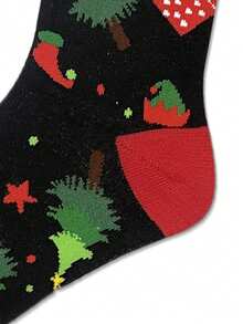 1 par de calcetines tipo tripulación para hombres, con un tema navideño. El Body del calcetín negro coincide con el dedo del pie y el talón rojos para formar un efecto de bloqueo de color, decorado con árboles de Navidad, cajas de regalo, estrellas y otros elementos navideños, alegre y rico con un ambiente festivo completo. Es un regalo para hombres, padres, abuelos, esposos, novios para Navidad. - Multicolor - Ver 5