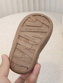 1 Paar khakifarbene Klettverschluss Dekor thermisch gefütterte dicke Winter Baby Stiefel, modisch bequeme rutschfeste minimalistische süße warme Kleinkind Knöchel Stiefel, geeignet für den täglichen Gebrauch