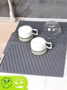 1 قطعة حصيرة مطبخ من السيليكون مانعة للانزلاق مع تجاويف للتصريف، مناسبة لتجفيف الأطباق والأواني والأدوات على سطح العمل أو الحوض، حصيرة حماية سطح عمل ثقيلة الوزن، حصيرة تجفيف سيليكونية مائلة للأوعية والألواح والأطباق، منصة غير انزلاقية للطاولة، حامل أواني، بطانة طاولة، إكسسوار مطبخ للتجفيف والحفاظ على نظافة المطبخ. يمكن استخدامها أيضًا كحصيرة خبز، حامل أواني، وسادة تحت الأكواب، إلخ.