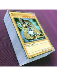 限量版66张奇幻主题收藏卡牌游戏套装，包含青眼白龙、黑魔导、过早的埋葬等经典卡牌。采用优质纸质材料，是派对和聚会的理想之选——这款令人欲罢不能的卡牌游戏适合成人、青少年和家庭桌游之夜。 - 黑色 - 查看 4