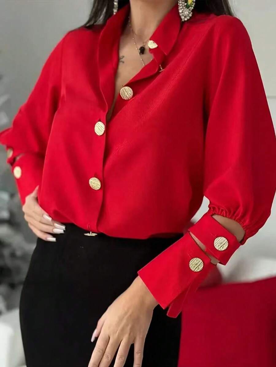 Camisa roja de manga larga y elegante para mujer con cuello de botón dorado, ideal para usar en la oficina