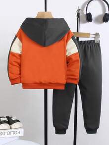 2 件小男孩三色拼布大口袋连帽扎染运动衫和数字扎染运动裤，适合户外运动、日常外出、公园玩耍和上学。