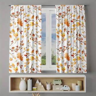 2 st gardiner med höstlövmönster fyller ditt vardagsrum med höstens essens med dessa charmiga gardiner. Dekorerade med livfulla akvareller – höstlöv i nyanser av orange, gult och rött mot en ren vit bakgrund fångar de säsongens värme och skönhet.
