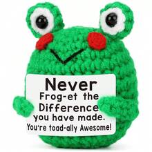 这款手工钩织毛绒娃娃摆件传递着温暖人心的信息，是馈赠亲朋好友的绝佳小礼物。这款可爱的针织玩具非常适合摆放在客厅或书桌上，既可作为生日礼物，也可作为房间装饰。贴心的娃娃设计和鼓励的话语温暖人心！这些可爱的娃娃将永远陪伴着你，带给你放松和快乐！ - 彩色 - 查看 18