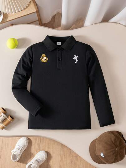 小男孩经典休闲骑士刺绣撞色边饰 Polo 衫，适合日常外出、旅行、聚会、户外活动