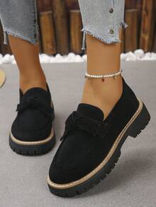 Ein Paar modische, bequeme und lässige Schlupfschuhe mit Schleife für Frauen. Das Schleifendesign sieht süß aus. Es sieht toll kombiniert mit verschiedenen Kleidungsstücken aus. Es ist ein unverzichtbares Schuhmodell für Frauen in allen Jahreszeiten. Geeignet für Büro oder Lässig sowie den Campus, eine gute Wahl.