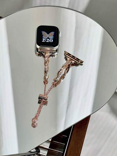 1 pieza Correa de reloj inteligente de metal de moda, compatible con Apple Watch, con diamantes completos, compatible con Apple Watch Strap para mujeres, compatible con Apple Watch 38/40/41/42/44/45/46/49mm, compatible con Apple Watch Series Ultra/SE/10/9/8/7/6/5/4/3/2/1, el ajuste de la longitud de la correa de muñeca es simple y fácil de operar, adecuado para regalar a amigos y novias