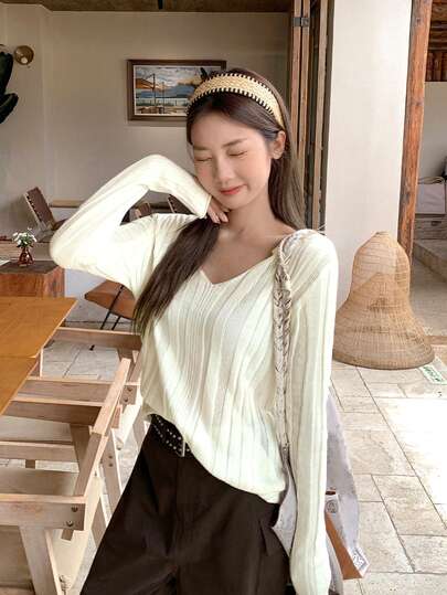 Áo len cổ chữ V ôm vừa vặn, phong cách giản dị, sang trọng, mới về mùa thu