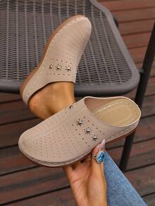 Damen Nieten Hohldesign Flache Mule Schuhe, Lässig Stil, Beige Kunstleder Slip-On, Frühling/Herbst Damen Neue Boho Nieten Dekor Hohldesign Bequeme Keil Sandalen, Geeignet für Alltag, Urlaub, Reise Damen Einfarbige Elegante Sandalen, Mule Schuhe mit Rautenmuster, Polka Punkte, Hohlblumen Design, Lässig Schuhe