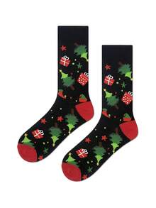 1 par de calcetines tipo tripulación para hombres, con un tema navideño. El Body del calcetín negro coincide con el dedo del pie y el talón rojos para formar un efecto de bloqueo de color, decorado con árboles de Navidad, cajas de regalo, estrellas y otros elementos navideños, alegre y rico con un ambiente festivo completo. Es un regalo para hombres, padres, abuelos, esposos, novios para Navidad. - Multicolor - Ver 6