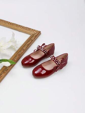 1 双女孩蝴蝶结和珍珠装饰休闲鞋，适合秋冬季