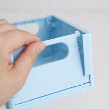 1 صندوق تخزين بلاستيكي قابل للطي مناسب للطلاب ، صندوق تخزين مستحضرات التجميل للمكاتب الصغيرة ، سلة تخزين القرطاسية للسكن الجامعي (مع ملصقات بأنماط عشوائية)